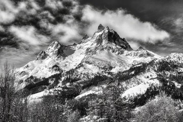 Obraz premium During winter, snowcapped mountains are seen against the sky