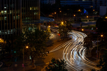 Luces de vehículos en movimiento en una cale de la ciudad