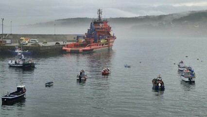 Embarcaciones en un puerto de la Costa da Morte, Galicia