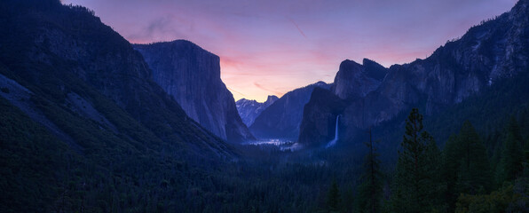 sunrise at the tunnel view in yosemite nationalpark, california, usa