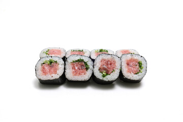 白背景のネギトロ巻き