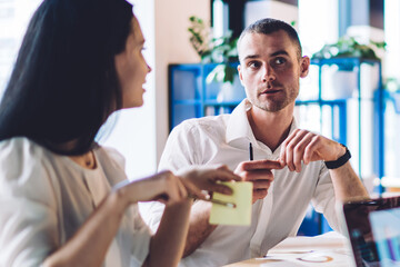 Obraz premium Thoughtful multiracial colleagues sharing ideas on meeting