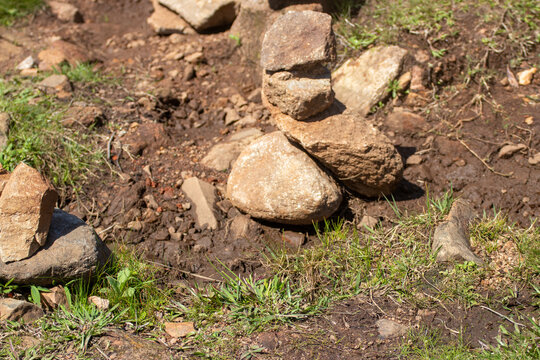 Piedras a la orilla de un lago