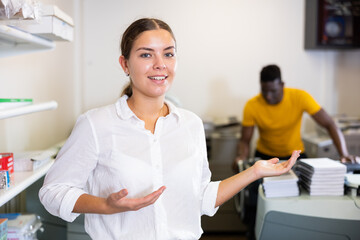 Obraz premium Friendly printing house worker invites you to visit the office