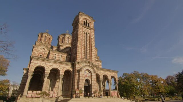 visitando la iglesia en la ciudad de blegrado, Serbia