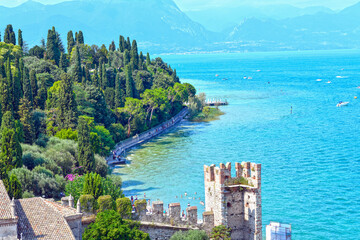 Blick von der Scaligerburg (Castello Scaligero) in Sirmione auf den Gardasee