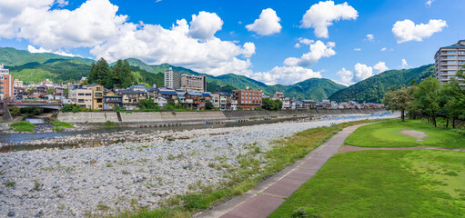 下呂温泉を流れる飛騨川のパノラマ風景