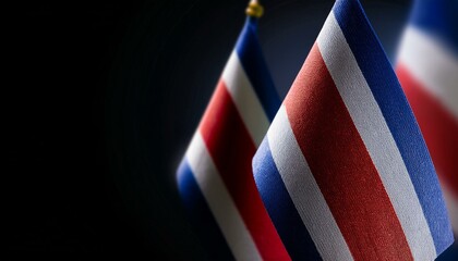小さなコスタリカの国旗と暗い背景。(Costa Rica flag and dark background.)
