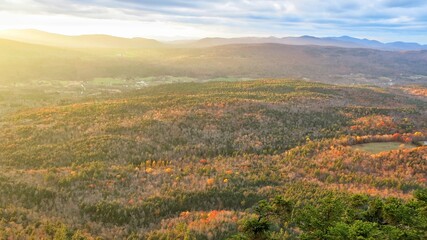 Fototapeta premium Green Mountain White Rocks Mountain Slide Hike Sunset Wallingford Vermont 