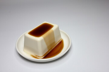和食 (Washoku) - 和食の基本食材である豆腐。醤油との組み合わせはシンプルながらも奥深い味わいです。