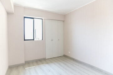 habitacion de departamento con closet  incorporado con acabados de melamina y madera 