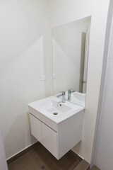 moderno baño de departamento con acabados en loza , lavabo , ademas de espejo