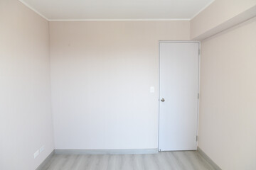 habitacion de departamento con puerta blanca