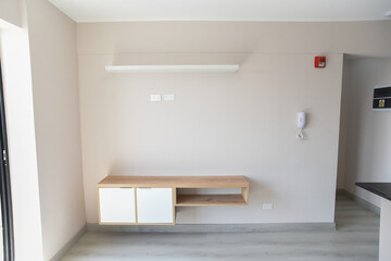 centro de entretenimiento empotrado a pared en departamento