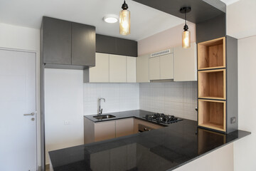 cocina moderna con estufa amoblado con alacenas de melamina con acabados de madera en departamento