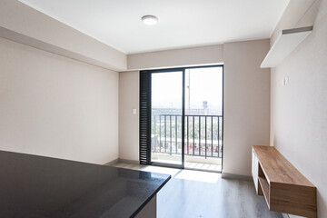 sala de departamento con mampara y vista a la calle , acabados modernos, balcon y paredes blancas 