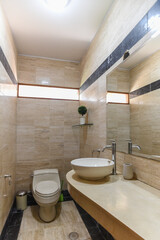 moderno baño de departamento con acabados en loza , lavabo e inodoro , ademas de espejo