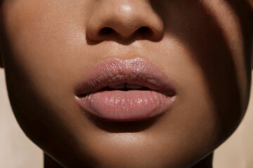 Obraz premium An extreme close-up shot of the well-hydrated lips: The focus is entirely on the lips, showcasing their natural shape and smooth texture. 