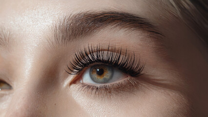 Obraz premium Classic Black Mascara, Timeless Elegance: A close-up of an eye with classic black mascara, applied to naturally lengthen and volumize the lashes