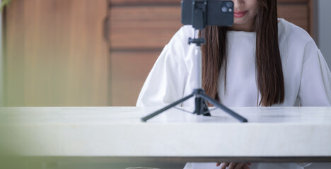 謝罪をする動画配信者のイメージのバナー