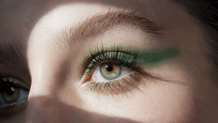 Obraz premium Vibrant Green Mascara, Natural Chic: A close-up shot of an eye accentuated with lush green mascara that adds a hint of vibrancy