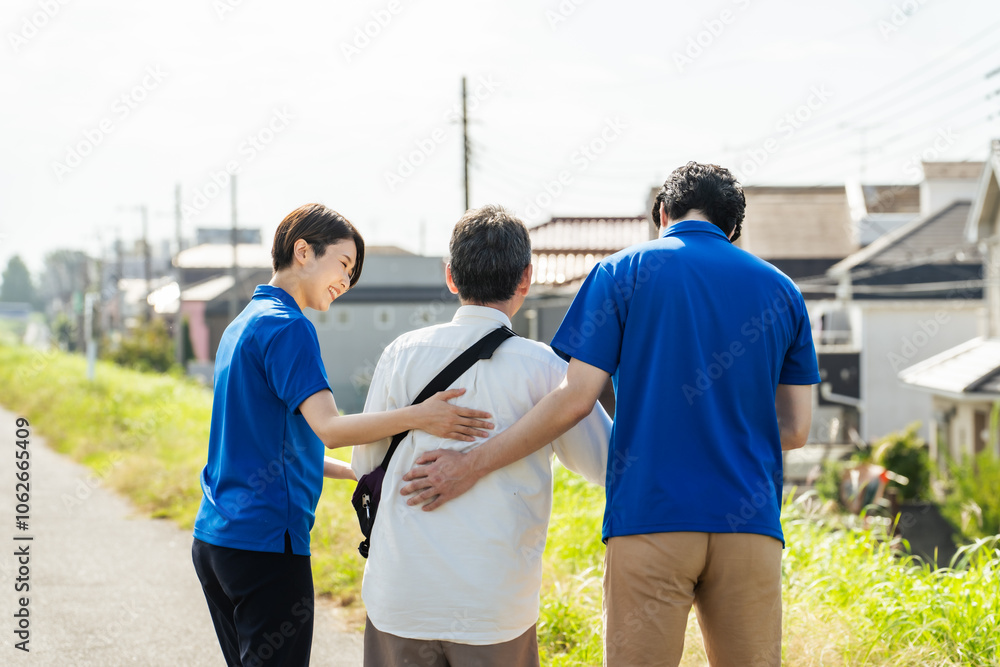 Poster ひとり歩き、徘徊、お年寄り、高齢者、保護、認知症、介護、介護士、ケアスタッフ、リハビリ、ヘルパー、職員、捜索、行方不明、シニア、男性、女性、日本人、行政、自治体、住宅街、BPSD、見守り、支援、サービス、安心、安全、福祉、公務員、介護福祉士、施設、老人ホーム、散歩、外出、介助、ホームヘルパー、老人、老後、老化、ウェルネス、屋外、理学療法士、看護師、サポート、スタッフ、背中、後ろ姿、歩く、歩行支援、