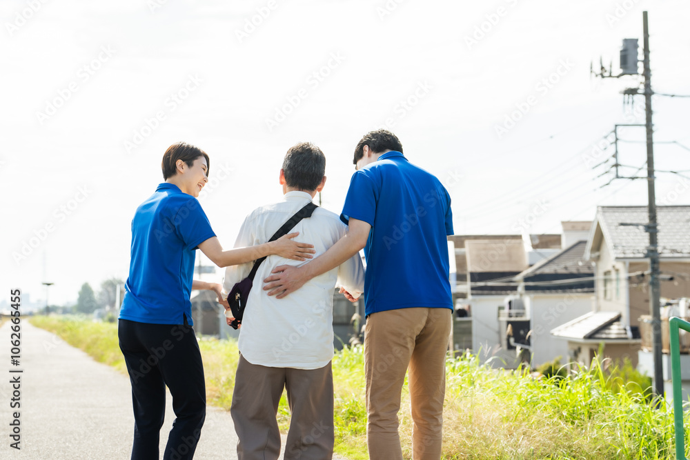 Poster ひとり歩き、徘徊、お年寄り、高齢者、保護、認知症、介護、介護士、ケアスタッフ、リハビリ、ヘルパー、職員、捜索、行方不明、シニア、男性、女性、日本人、行政、自治体、住宅街、BPSD、見守り、支援、サービス、安心、安全、福祉、公務員、介護福祉士、施設、老人ホーム、散歩、外出、介助、ホームヘルパー、老人、老後、老化、ウェルネス、屋外、理学療法士、看護師、サポート、スタッフ、背中、後ろ姿、歩く、歩行支援、