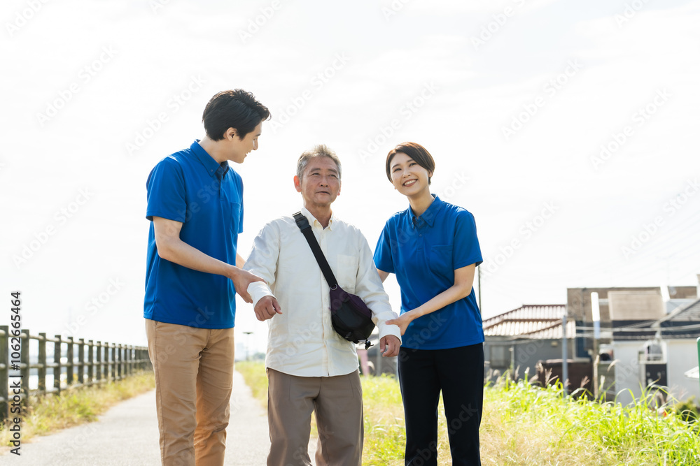 Poster お年寄り、高齢者、サポート、介護士、認知症、ひとり歩き、徘徊、保護、介護、ケアスタッフ、ヘルパー、職員、捜索、行方不明、シニア、男性、女性、日本人、行政、自治体、住宅街、BPSD、見守り、支援、サービス、安心、安全、福祉、公務員、介護福祉士、施設、老人ホーム、散歩、外出、介助、ホームヘルパー、老人、記憶障害、地域、老後、老化、ウェルネス、屋外、看護師、スタッフ、デイサービス、フレイル、声かけ、仕事