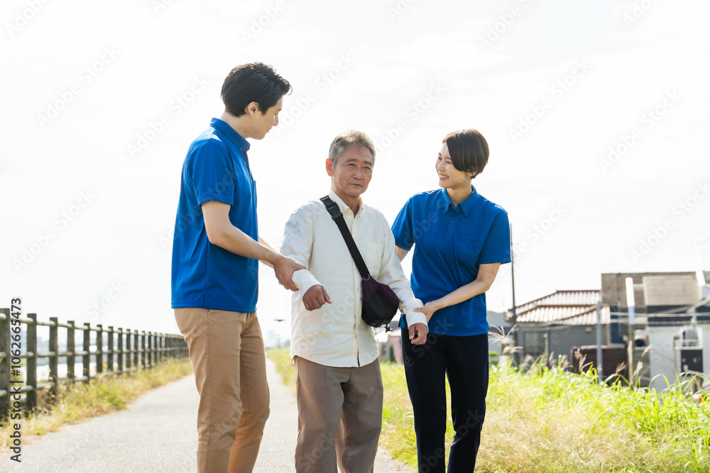 Poster お年寄り、高齢者、サポート、介護士、認知症、ひとり歩き、徘徊、保護、介護、ケアスタッフ、ヘルパー、職員、捜索、行方不明、シニア、男性、女性、日本人、行政、自治体、住宅街、BPSD、見守り、支援、サービス、安心、安全、福祉、公務員、介護福祉士、施設、老人ホーム、散歩、外出、介助、ホームヘルパー、老人、記憶障害、地域、老後、老化、ウェルネス、屋外、出歩く、看護師、スタッフ、デイサービス、声かけ、仕事、