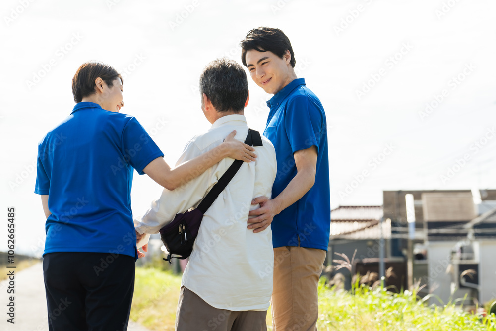 Poster ひとり歩き、徘徊、お年寄り、高齢者、保護、認知症、介護、介護士、ケアスタッフ、ヘルパー、職員、捜索、行方不明、シニア、男性、女性、日本人、行政、自治体、住宅街、BPSD、見守り、支援、サービス、安心、安全、福祉、公務員、介護福祉士、施設、老人ホーム、散歩、外出、介助、ホームヘルパー、老人、記憶障害、地域、老後、老化、ウェルネス、屋外、看護師、サポート、スタッフ、背中、フレイル、後ろ姿、声かけ、人物