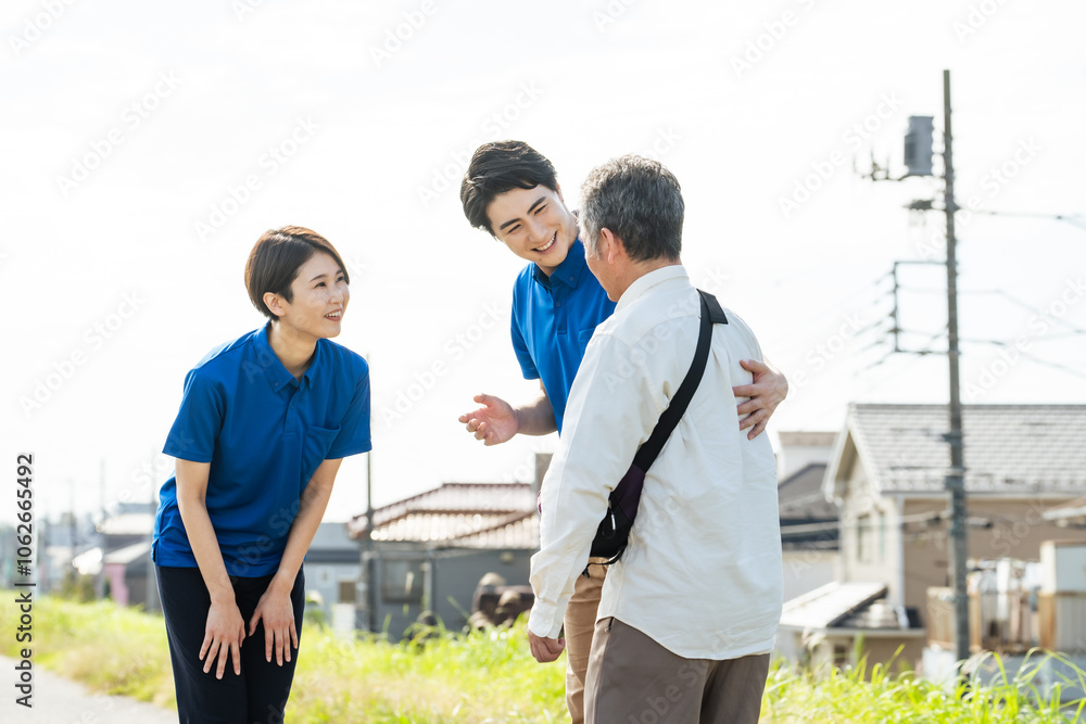 Poster ひとり歩き、徘徊、お年寄り、高齢者、保護、認知症、介護、介護士、ケアスタッフ、ヘルパー、職員、捜索、行方不明、シニア、男性、女性、日本人、行政、自治体、住宅街、BPSD、見守り、支援、サービス、安心、安全、福祉、公務員、介護福祉士、施設、老人ホーム、散歩、外出、介助、ホームヘルパー、老人、記憶障害、地域、老後、老化、ウェルネス、屋外、出歩く、看護師、サポート、スタッフ、呼びかけ、声かけ、仕事、人物