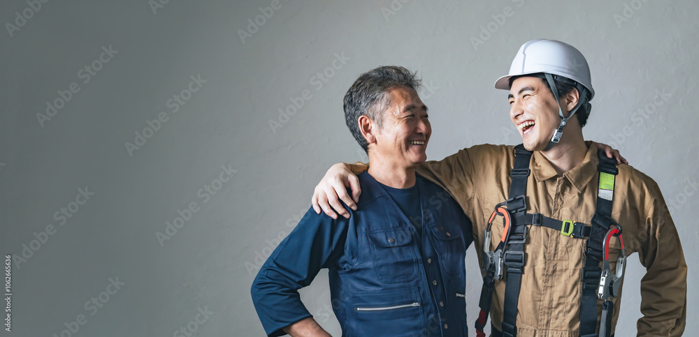 Aufkleber 職人、大工、作業員、建設、建築、工事、現場、男性、日本人、チームワーク、仕事、業者、工務店、佐官、鳶、棟梁、コンビ、プロ、職業、人材、安全、フルハーネス、ヘルメット、産業、リフォーム、親方、師匠、師弟、世代交代、仲間、連携、転職、サポート、クール、働く、やりがい、チャレンジ、笑顔、シニア、若い、ポジティブ、仲良し、チーム、グループ、紹介、肩を組む、団結、友人、友情、人物