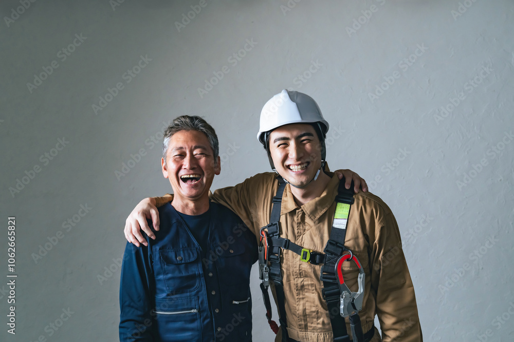 Aufkleber 職人、大工、作業員、建設、建築、工事、現場、男性、日本人、チームワーク、仕事、業者、工務店、佐官、鳶、棟梁、コンビ、プロ、職業、人材、安全、フルハーネス、ヘルメット、産業、リフォーム、親方、師匠、師弟、世代交代、仲間、連携、転職、サポート、クール、働く、やりがい、チャレンジ、笑顔、シニア、若い、ポジティブ、仲良し、チーム、グループ、紹介、肩を組む、団結、友人、友情、人物