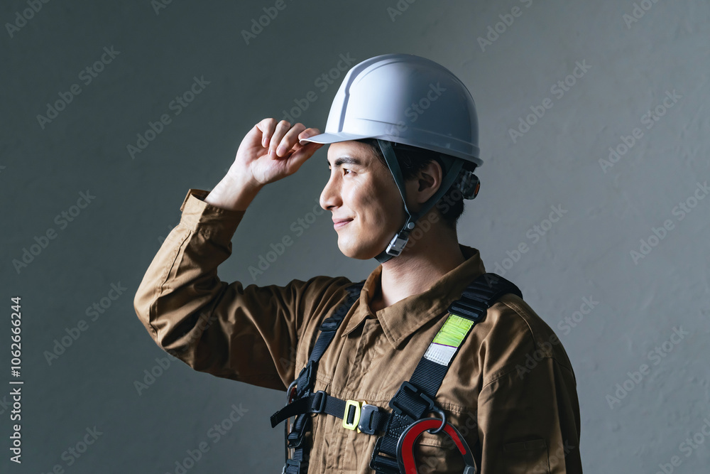 Fototapete 作業員、男性、ヘルメット、安全、出動、防災、消防、レスキュー隊、救急、救助、災害、危険、フルハーネス、山岳、遭難、捜索、消防士、エンジニア、技術者、工事、現場、建設、建築、仕事、働く、転職、人材、クール、かっこいい、準備、訓練、職人、ハイパーレスキュー、技師、プロ、コピースペース、日本人、職業、スポットライト、作業服、修理、インフラ、点検、笑顔、メンテナンス、保守、シリアス、検査、横顔、人物