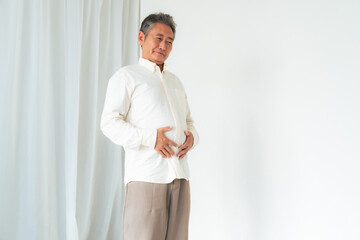 Naklejka premium お腹、太る、肥満、メタボ、中年太り、ダイエット、男性、内臓脂肪、満腹、脂肪、中年、中高年、ミドルエイジ、日本人、ぽっちゃり、生活習慣病、健康、ヘルスケア、体重、カロリー、運動不足、食べ過ぎ、シニア、老化、デブ、メタボリックシンドローム、腹囲、BMI、エンゲル指数、腹痛、コピースペース、皮下脂肪、ぽっこり、過食、加齢、食生活、基礎代謝、ホルモンバランス、食欲、飽食、メディカルダイエット、糖尿病、高血