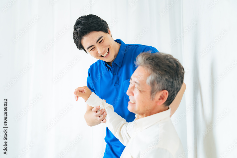 Fototapete マッサージ、ストレッチ、リハビリ、肩、肩痛、トレーナー、五十肩、治療、関節、患者、笑顔、男性、日本人、高齢者、四十肩、シニア、中高年、お年寄り、老人、ケアスタッフ、ヘルパー、相談、診断、診療、理学療法士、整体、整体師、診察、介護士、介護、肩関節周囲炎、ローテーターカフ損傷、肩峰下滑液包炎、肩こり、加齢、老化、リハビリテーション、インナーマッスル、トレーニング、腱板損傷、肩蜂下インピンジメント症候群