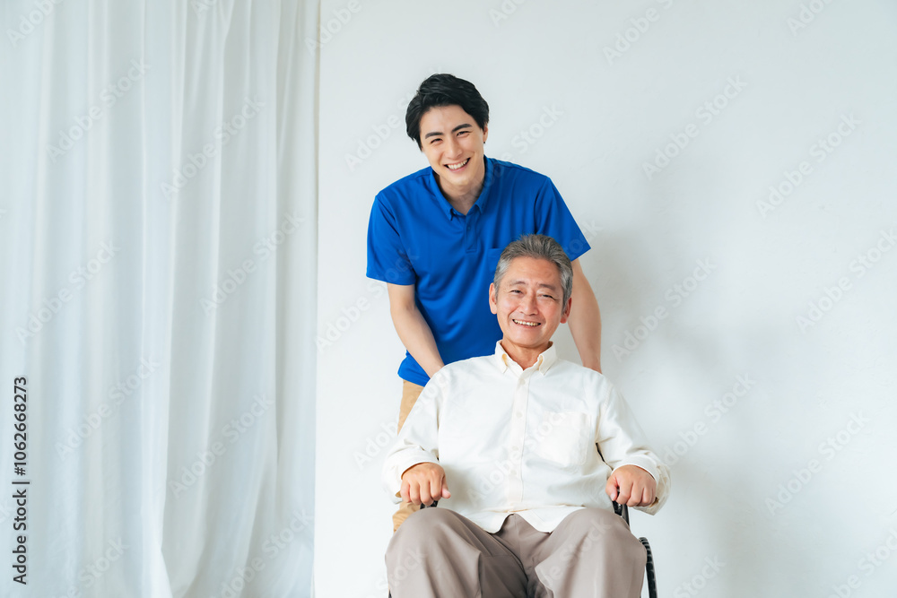 Aufkleber 車いす、車椅子、介護、介護士、高齢者、サポート、リハビリ、ヘルパー、デイサービス、笑顔、お年寄り、老人、男性、日本人、コピースペース、病院、治療、けが、障害、障がい者、シニア、理学療法士、仕事、アルバイト、職業、サービス、訪問、福祉、ウェルネス、ヘルスケア、健康、人材、若い、ケアスタッフ、職員、介助、カメラ目線、ポジティブ、元気、優しさ、安心、リラックス、老人ホーム、施設、爽やか、医療、患者、クリ