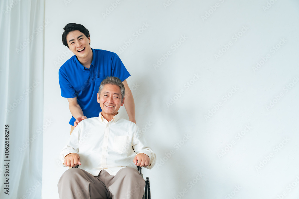 Leinwandbilder 車いす、車椅子、介護、介護士、高齢者、サポート、リハビリ、ヘルパー、デイサービス、笑顔、お年寄り、老人、男性、日本人、コピースペース、病院、治療、けが、障害、障がい者、シニア、理学療法士、仕事、アルバイト、職業、サービス、訪問、福祉、ウェルネス、ヘルスケア、健康、人材、若い、ケアスタッフ、職員、介助、カメラ目線、ポジティブ、元気、優しさ、安心、リラックス、老人ホーム、施設、爽やか、医療、患者、クリ
