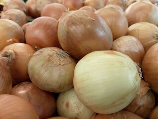 A pile of fresh onions at a market 