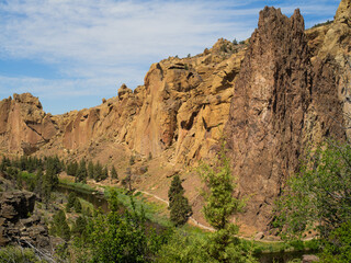 Fototapeta premium A mountain range with a river running through it