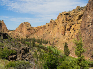 Fototapeta premium A mountain range with a river running through it