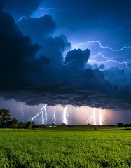 Un paisaje rural durante una tormenta eléctrica intensa. Grandes y dramáticas nubes de tormenta en el cielo nocturno, con relámpagos iluminando el horizonte.