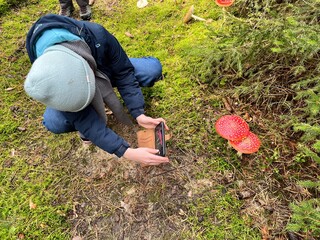 Mit kindlicher Neugier auf Entdeckungstour im Wald