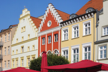 Fototapeta premium Greifswald - Häuserzeile in der Altstadt, Mecklenburg-Vorpommern, Deutschland, Europa