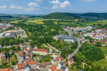 Obraz premium Treuchtlingen, Eisenbahnerstadt und Erholungsort in der Frankenalb im Luftbild