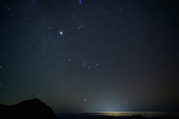 満天の星空 - 無数の星がきらめく夜空、冬のオリオン座