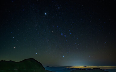 Fototapeta premium 星空と山道の夜景 - 静寂に包まれた星空と山の稜線の風景