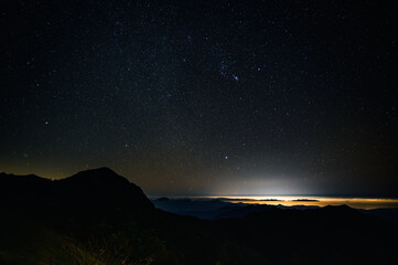 星空と山道の夜景 - 静寂に包まれた星空と山の稜線の風景