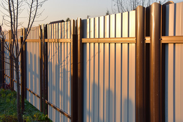 Obraz premium Beautiful metal fence during sunset.