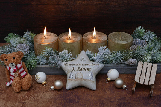 Dekoration zum dritten Advent: Adventskranz mit goldenen Kerzen. Auf einem Stern steht der Text wir w&uuml;nschen einen sch&ouml;nen 3. Advent.